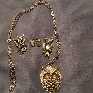 Group of owl items incl. necklace, earrings, etc.